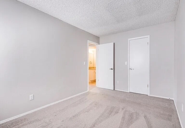Building Photo - 17050 E Ford Dr
