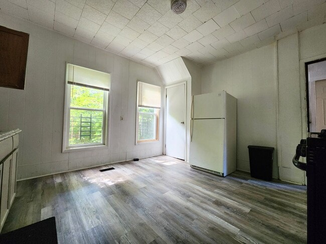 Building Photo - Spacious 5 Bedroom 2 Full Bath House | Front Porch | Back Yard | Off Street Parking | in-Unit Lau...