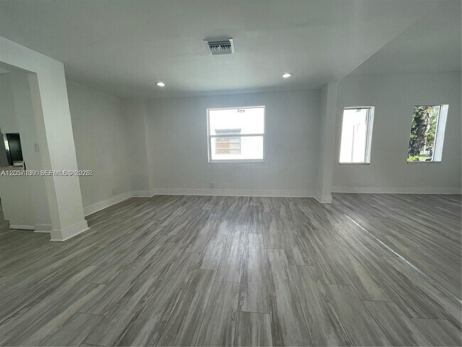 Building Photo - 1520 SW 10th St