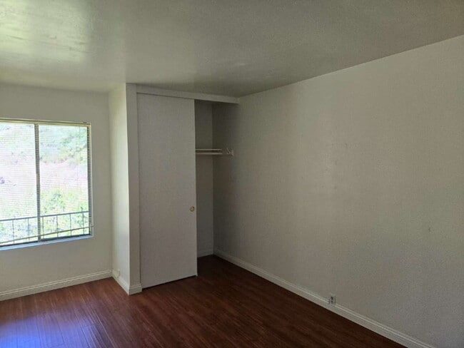 Building Photo - Spacious 3-bed, 2-bath condo is located in the heart of UTC, right on the UCSD bus line! It featu...