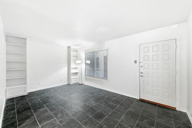 Building Photo - 505 W 7th St