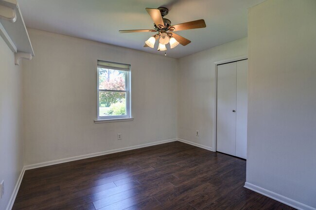 Building Photo - MOVE IN READY!