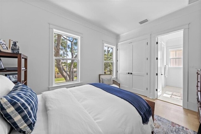 Building Photo - 321 12th Ave NE