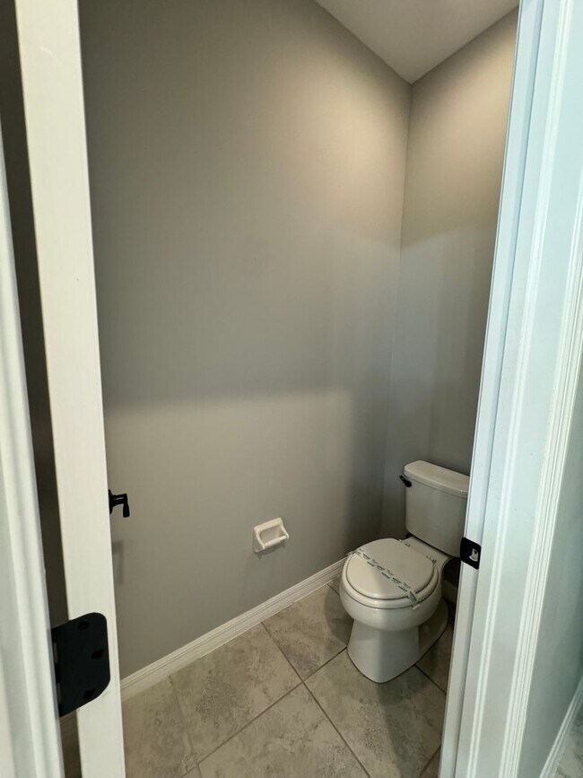 Building Photo - 3 Bed + Den with 2 Baths & 2 Car Garage