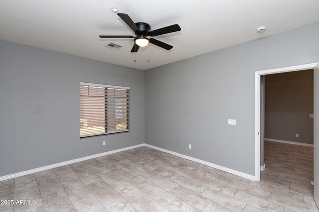 Building Photo - 805 S Sycamore