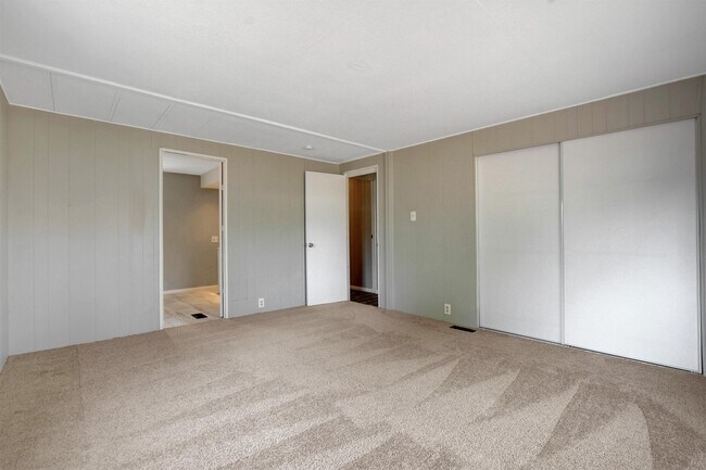 Building Photo - 136 Sir Thomas Dr