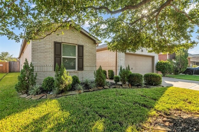 Building Photo - 1608 Pointe Leone