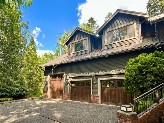 Building Photo - Luxury Estate Retreat in the Heart of Samm...