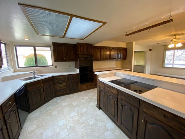 Building Photo - Beautiful Home in Old Southwest Reno w/Large Backyard