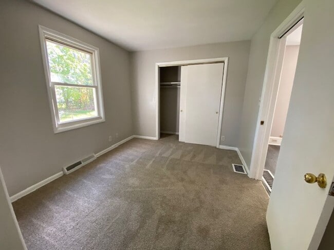 Building Photo - Charming 3BR with Main-Level Suite, Garage...