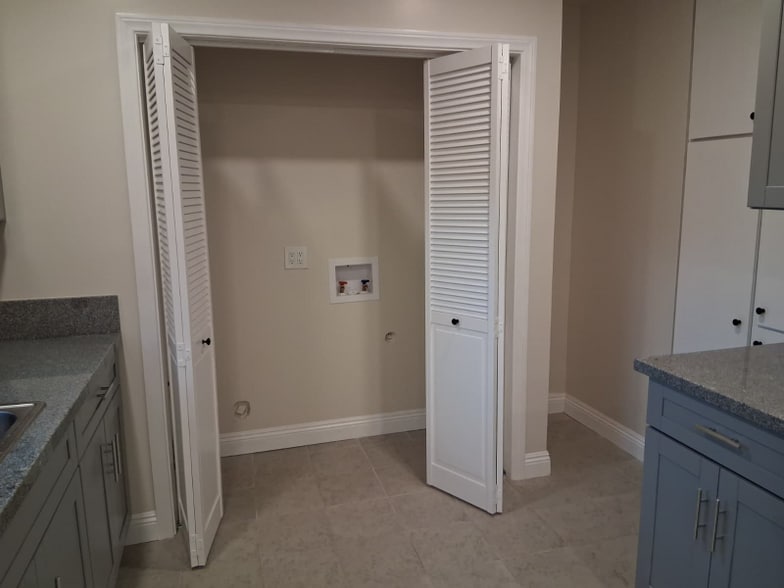 Building Photo - 427 W Laurel St