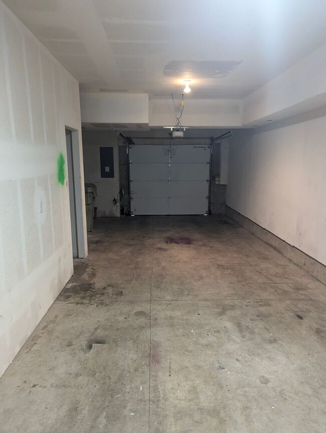 Building Photo - Minutes from Nike and One Week Free! 2 Bed...