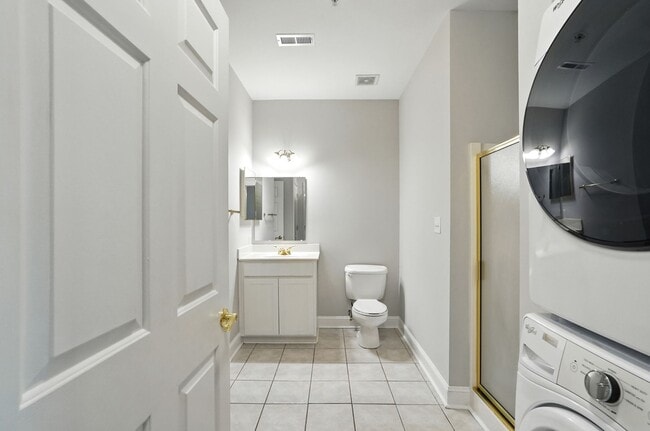 Building Photo - Move-in Ready: 2 Bedroom Condo!