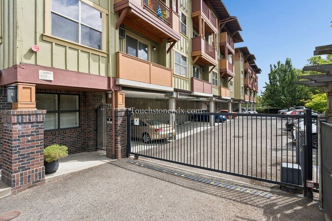 Building Photo - 400 NE 100th Ave