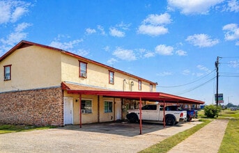 Building Photo - 804 E Hall St