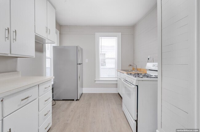 Primary Photo - 818/818A Bowen St
