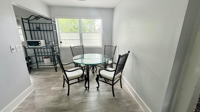 Building Photo - 21 Markham A