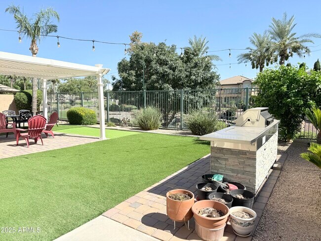 Building Photo - 931 E Canyon Way