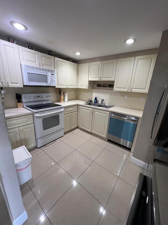 Building Photo - 1450 Brickell Bay Dr