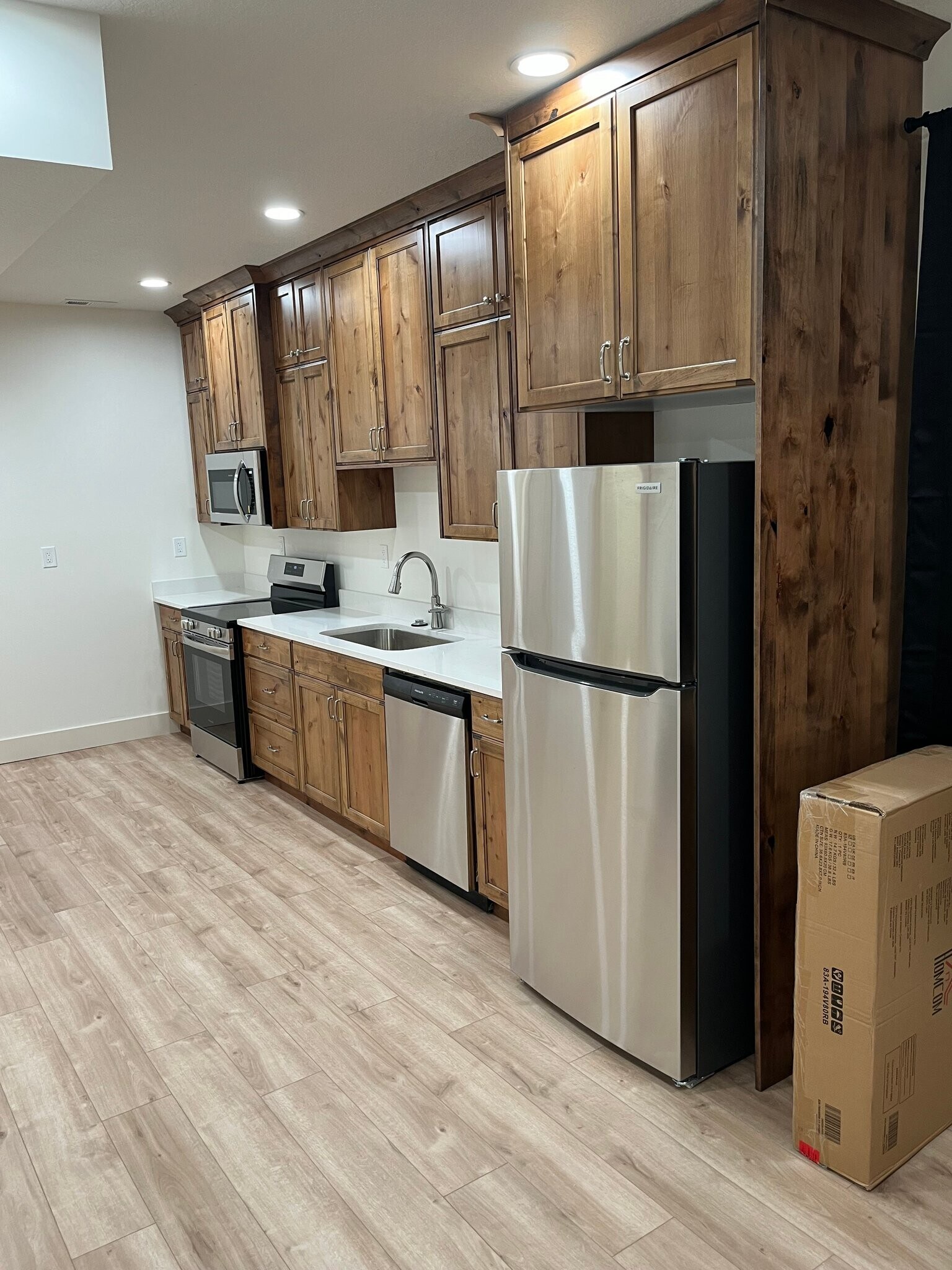 Building Photo - 818 W Mnr Crst Ln