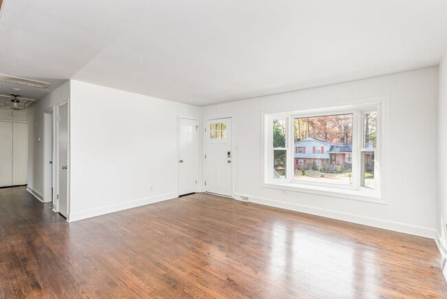 Building Photo - 6701 Lynmont Dr