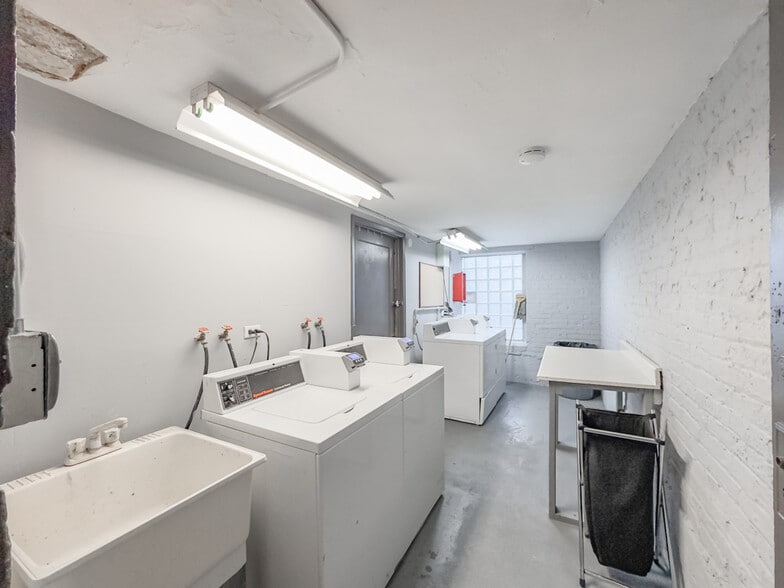 Building Photo - 1055 W George St