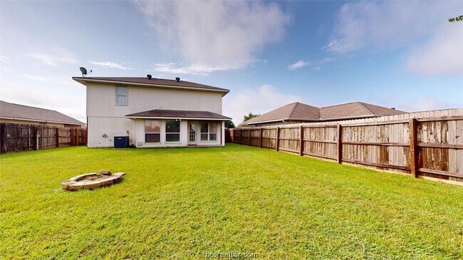 Building Photo - 915 Bougainvillea St