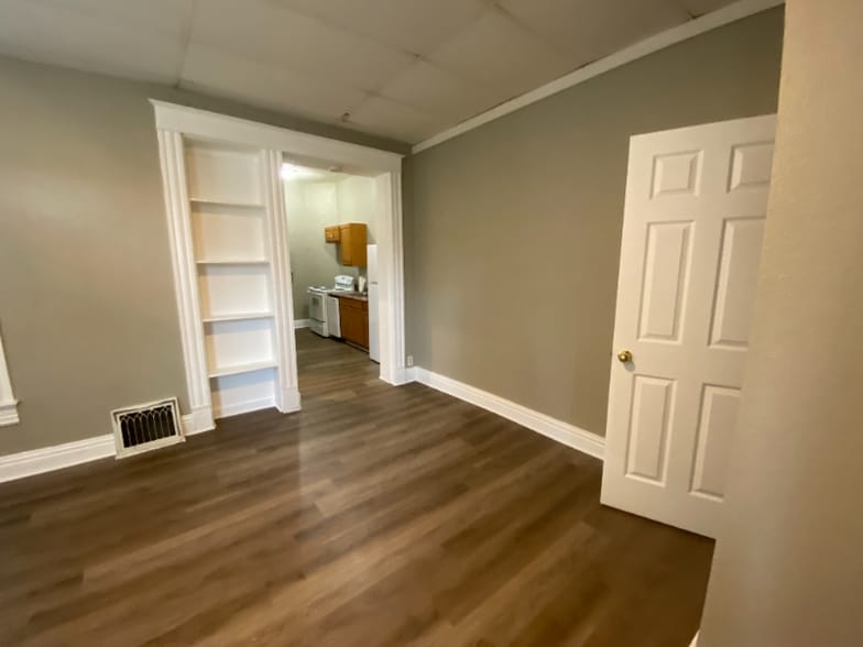 Building Photo - 901 W 6th St