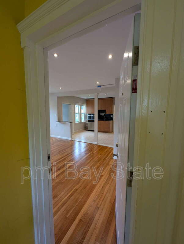 Building Photo - 650 Metropolitan Ave