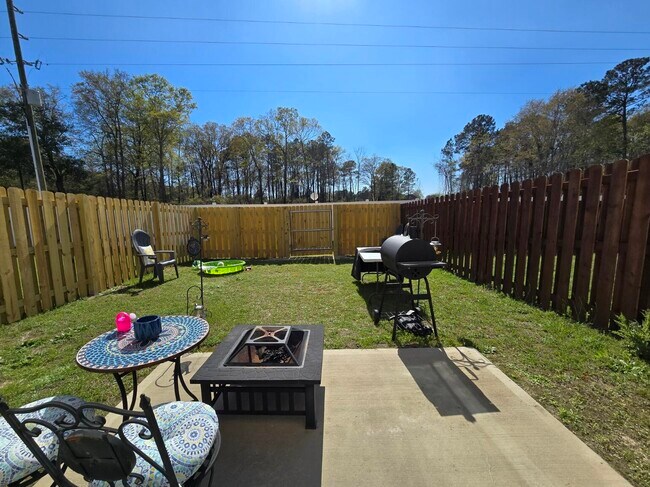 Building Photo - 1922 Flagpole Dr