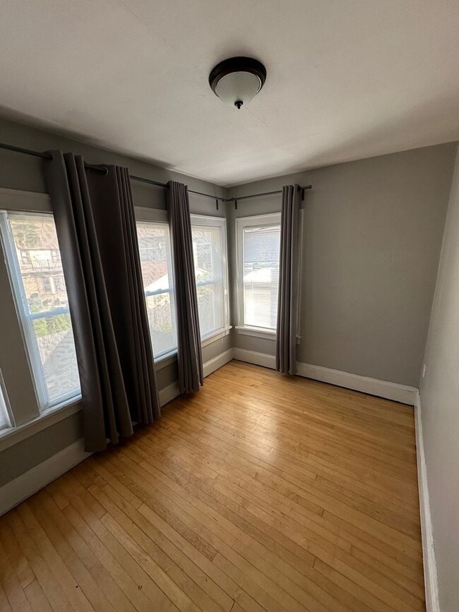 Building Photo - 4 Bedroom Near UWM Campus