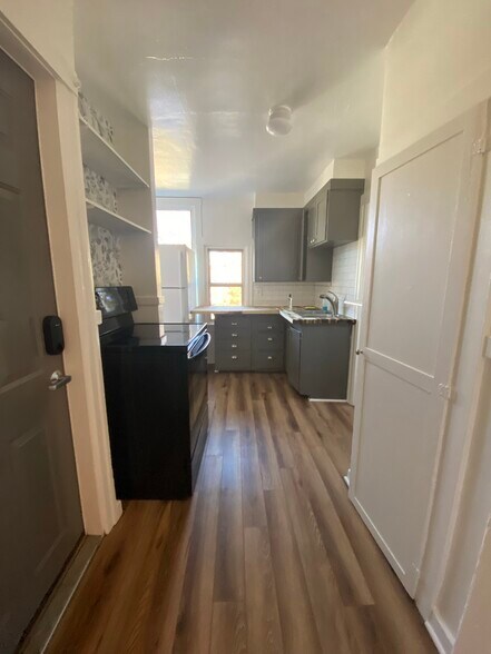 Kitchen - 1524 W Dean Ave