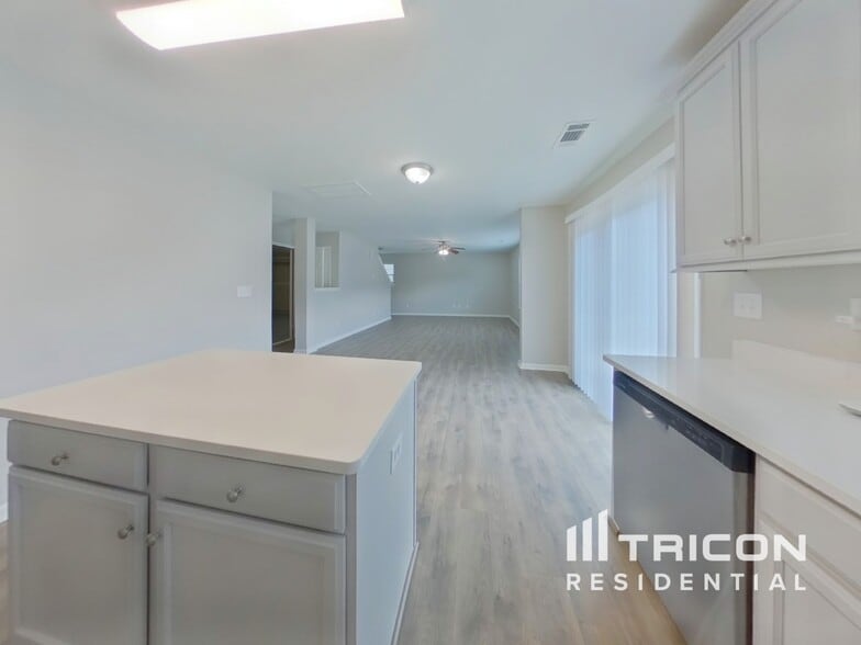 Building Photo - 7027 Palatine Ln