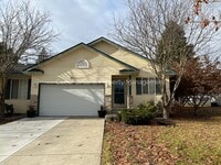 Building Photo - 2 bed townhouse in gated community w/ River access!