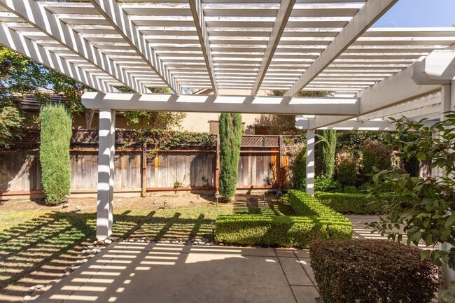 Building Photo - 1120 E Sawgrass Ave