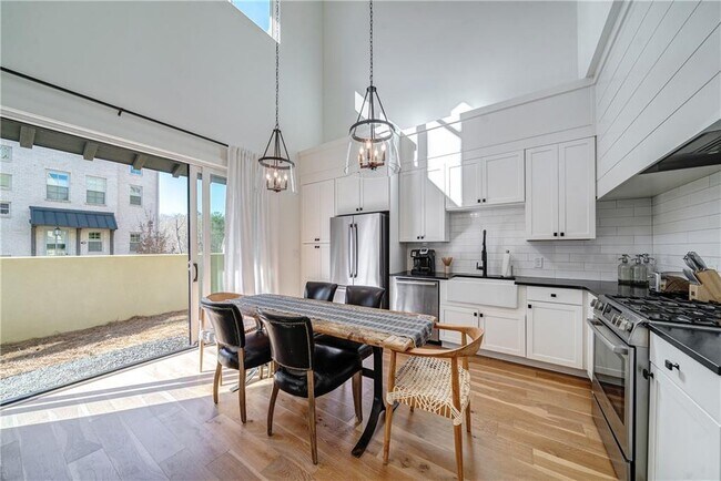 Building Photo - 11173 Serenbe Ln