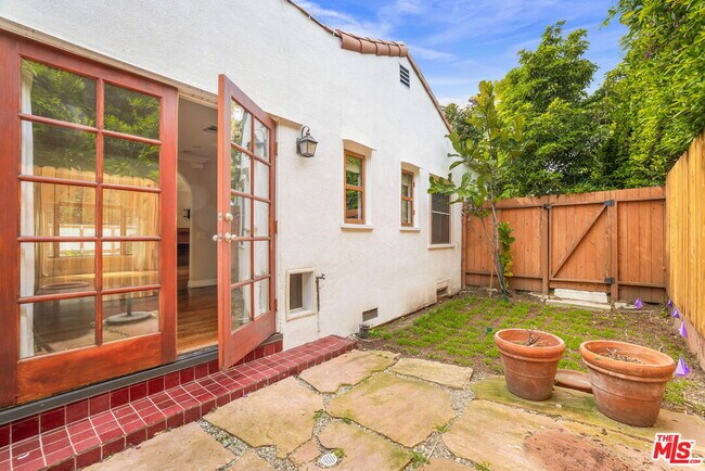 Building Photo - 1134 N Poinsettia Pl