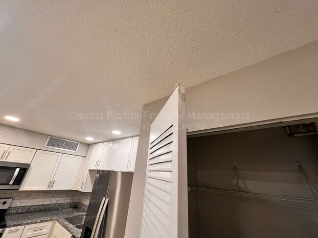 Building Photo - 300 Lakepointe Dr