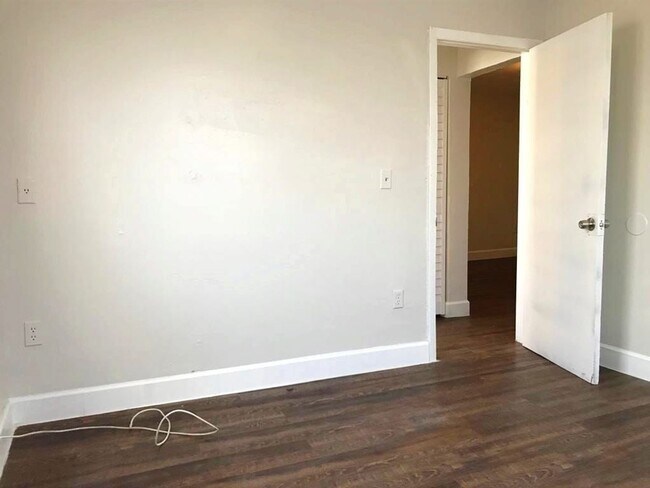 Building Photo - Ground Floor 2 Bedroom Just steps to Wynwood