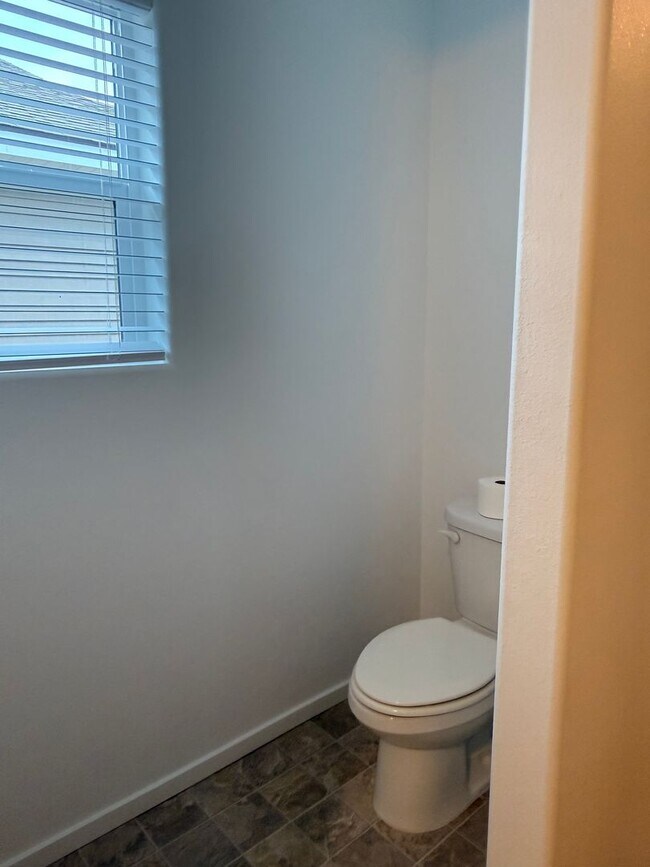 Building Photo - Beautiful Home in Montrose Community!