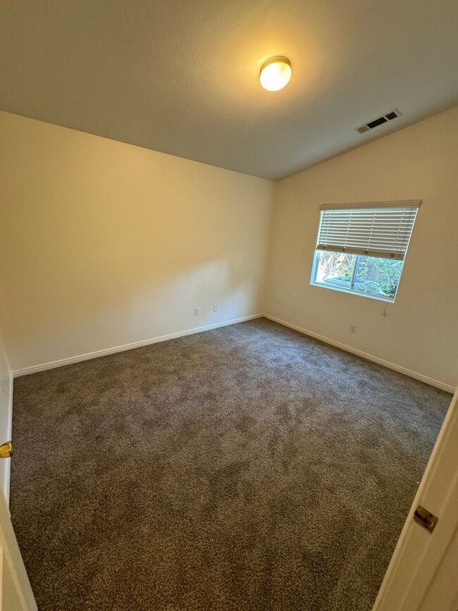 Building Photo - Make yourself at home in this delightful B...