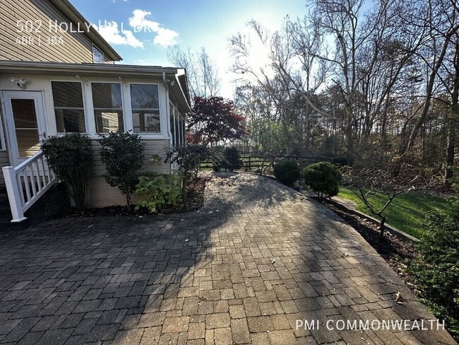 Building Photo - 502 Holly Hill Dr