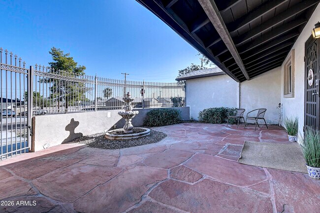 Building Photo - 1027 W 19th St