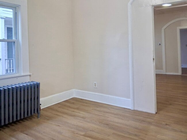 Building Photo - 325 N Laurel St