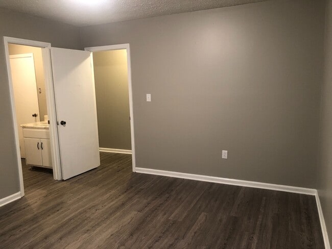 Building Photo - 515 Chateau Dr SE