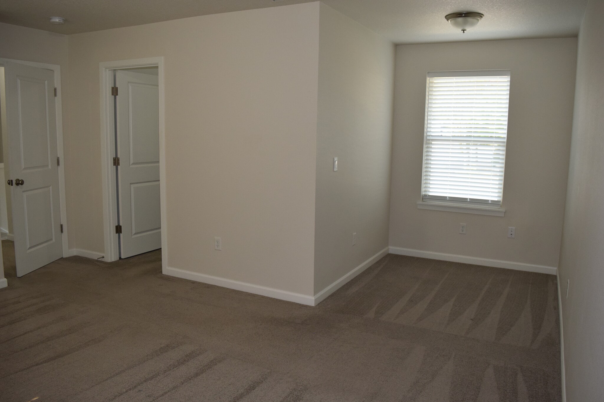 Building Photo - 836 SE Linden Ct