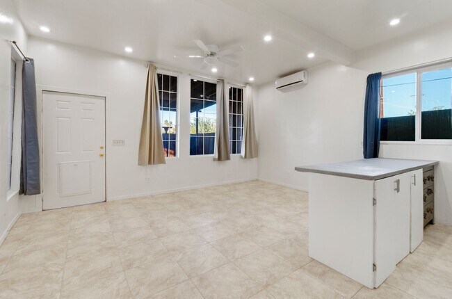 Building Photo - 941 E Edison St