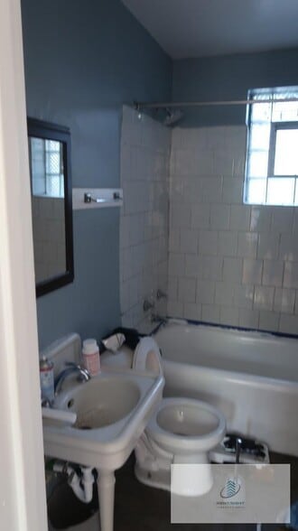 Building Photo - 4588 N Elston Ave