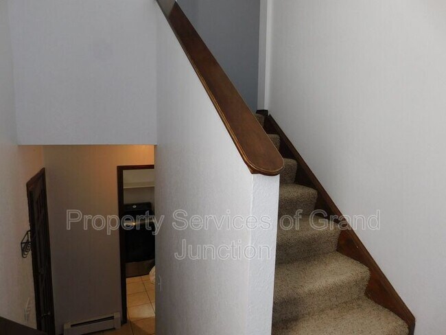 Building Photo - 2422 1/2 Hidden Valley Drive