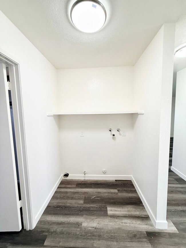 Building Photo - N604